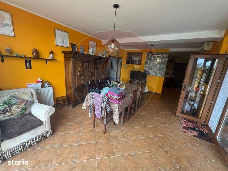 Casă cu 4 camere cu Teren 983 Mp în Garoafa