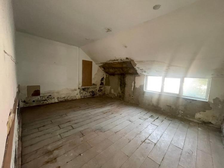 Casă cu 5 camere cu Teren 284 Mp în Central