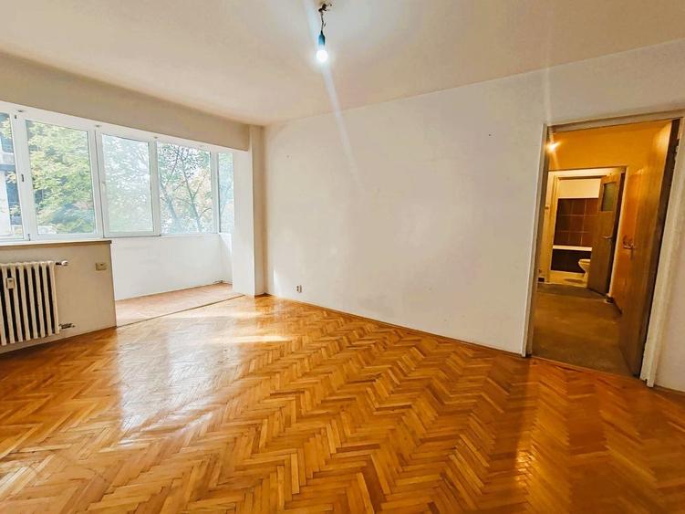Apartament cu 3 camere semidecomandat în Mihai Bravu