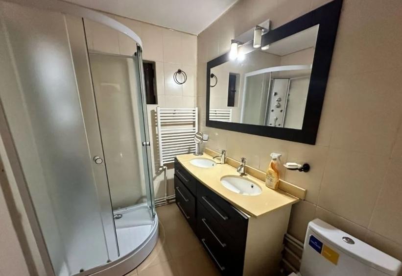 Apartament cu 3 camere decomandat în Nicolina