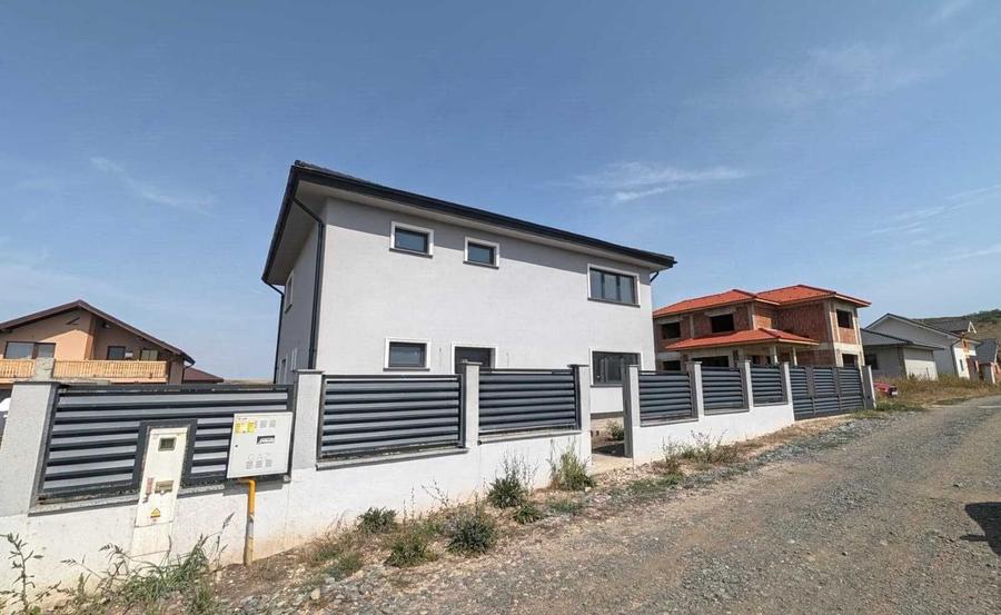 Casă cu 4 camere în Jucu