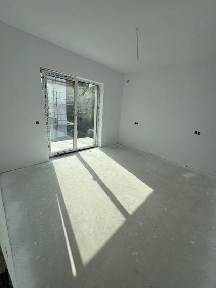 Casă cu 4 camere în Exterior Vest
