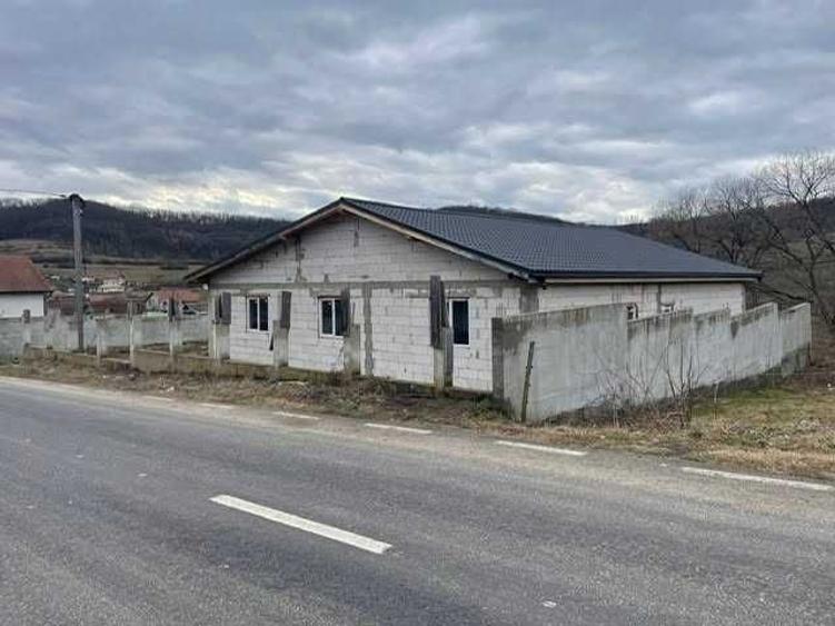 Casă cu 3 camere decomandat în Dârlos