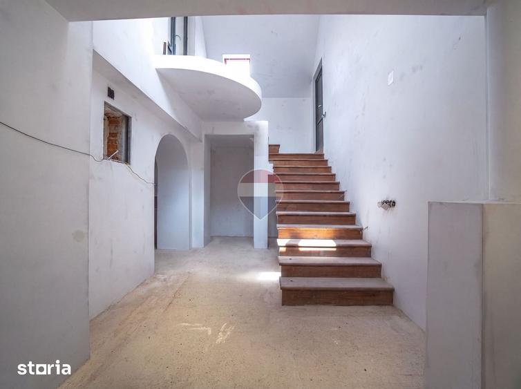 Casă cu 9 camere cu Teren 439 Mp în Cristian