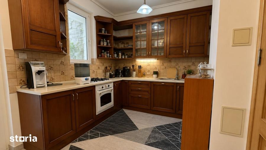 Apartament cu 3 camere semidecomandat, mobilat în Eminescu