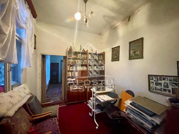 Casă individuală cu 8 camere cu Canalizare în Drăgășani