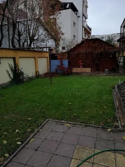 Casă individuală cu 7 camere cu Canalizare în Barbu Văcărescu
