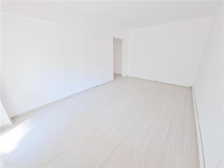 Apartament cu 3 camere decomandat în 9 Mai