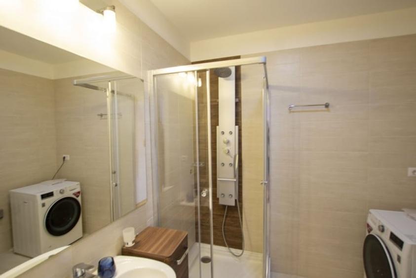 Apartament cu 3 camere decomandat, mobilat în Iancu Nicolae