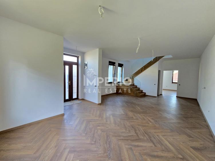 Duplex cu 5 camere cu Canalizare în Gruia