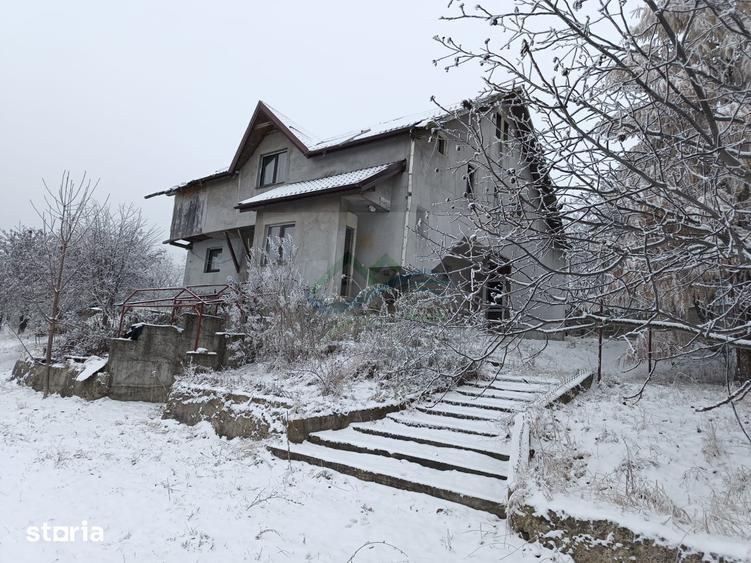Casă cu 4 camere cu Teren 4863 Mp în Coșna