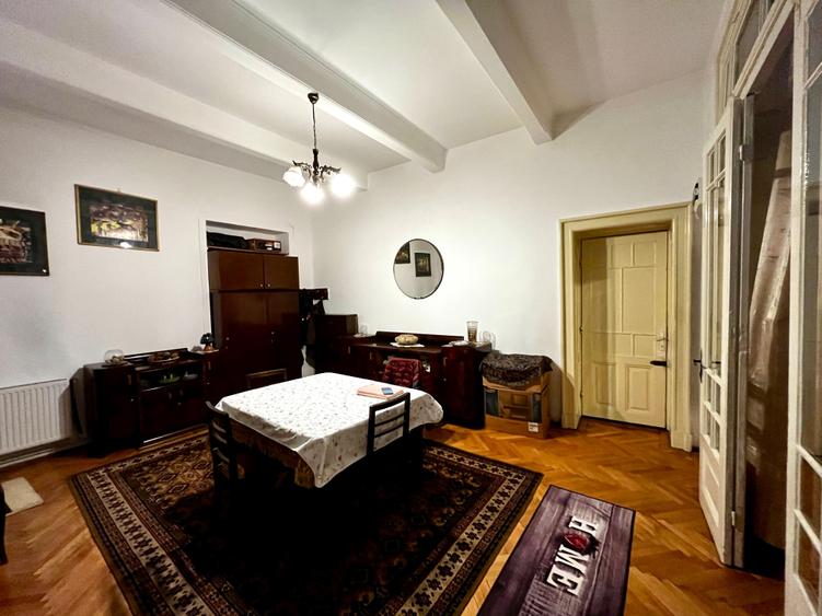Apartament cu 3 camere semidecomandat în Calea Victoriei