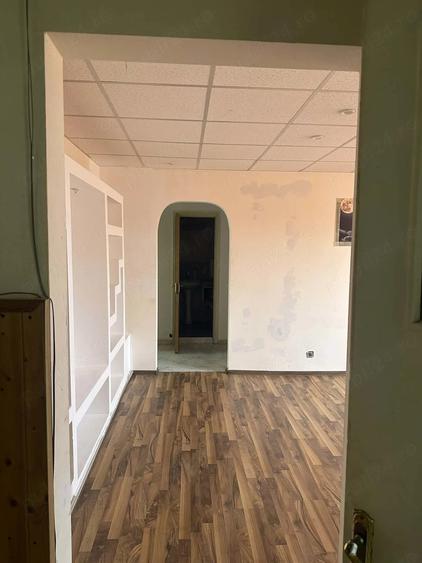 Apartament cu 3 camere semidecomandat în Giurgiului