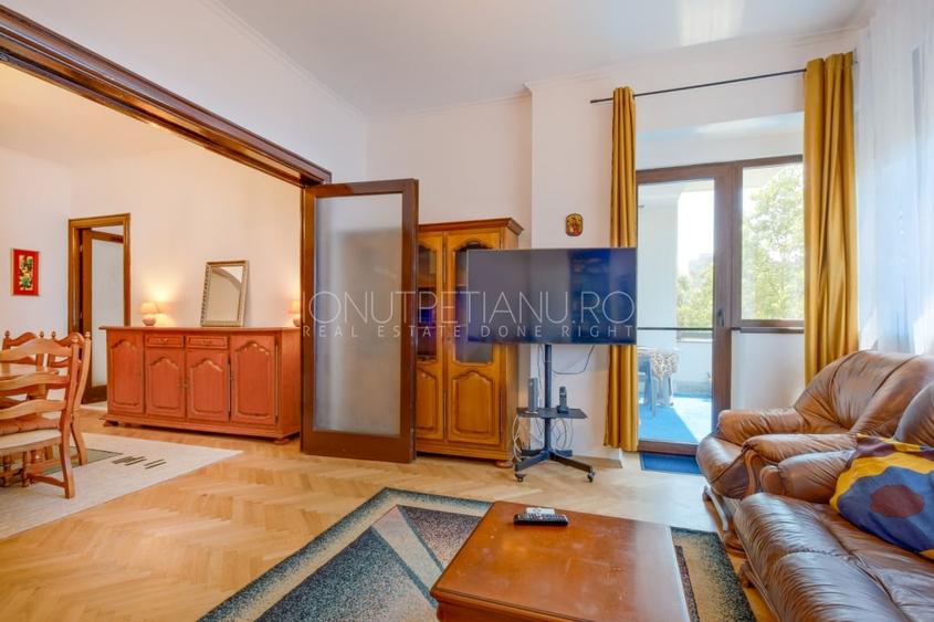 Apartament cu 5 camere semidecomandat, mobilat în Polonă