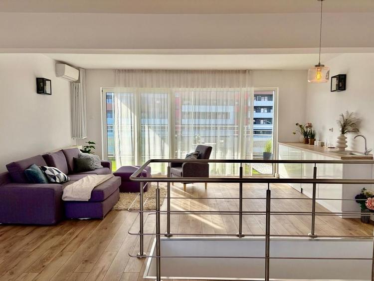 Apartament cu 5 camere semidecomandat, mobilat în Bună Ziua
