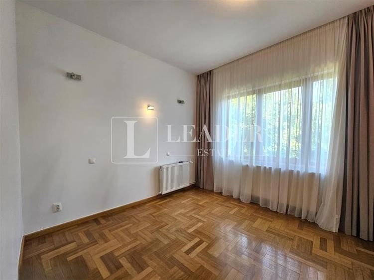Casă cu 8 camere cu Teren 550 Mp în Iancu Nicolae