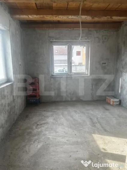 Casă cu 4 camere cu Teren 865 Mp în Păulești