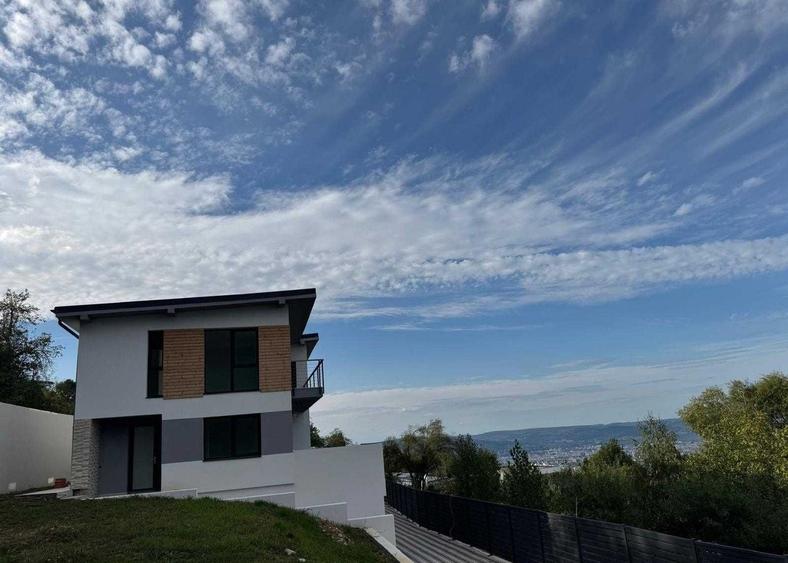 Duplex cu 4 camere cu Canalizare în Exterior Sud