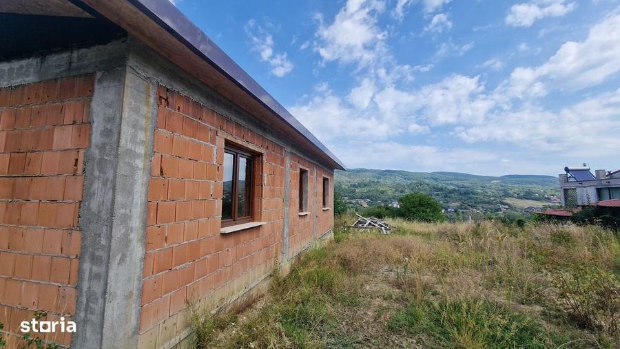 Casă cu 4 camere în Vlădești