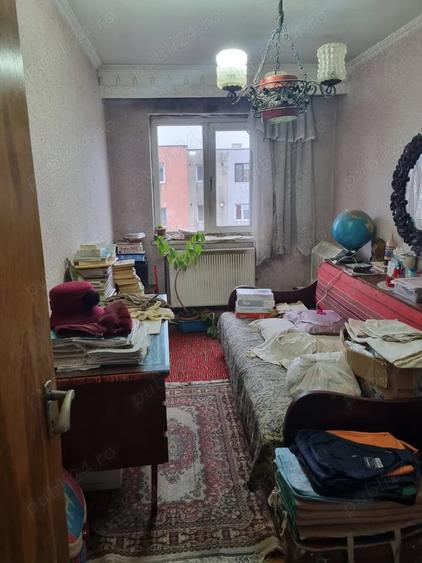 Apartament cu 4 camere semidecomandat în Trivale