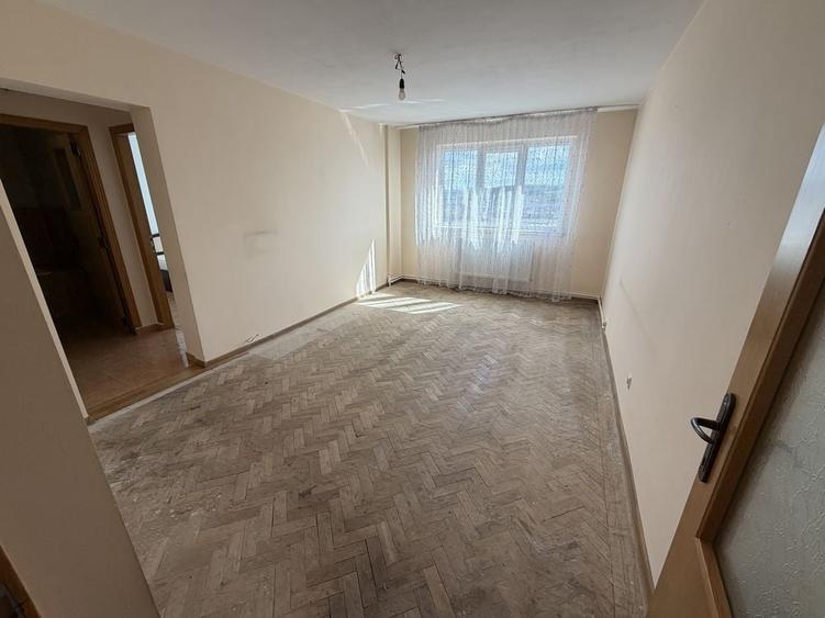 Apartament cu 3 camere semidecomandat în Central