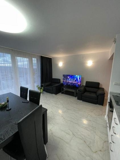 Apartament cu 3 camere decomandat în Piața Centrală