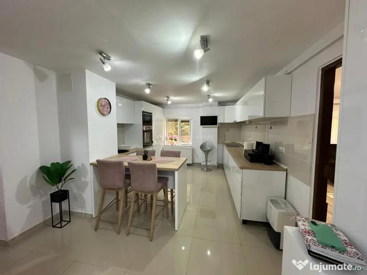 Apartament cu 3 camere decomandat, mobilat în Central
