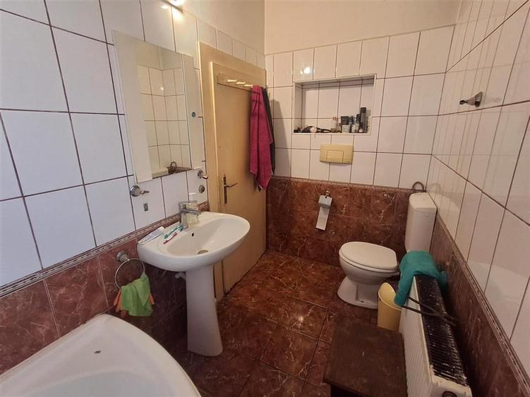 Casă individuală cu 8 camere cu Teren 1250 Mp în Cristian