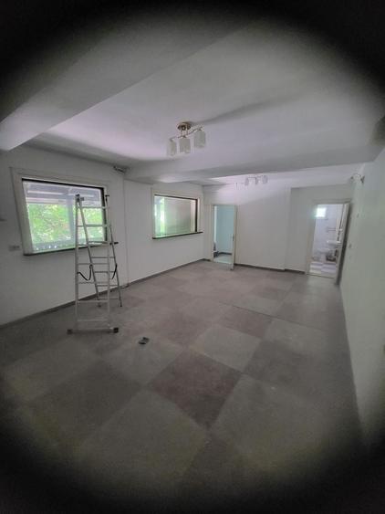 Casă individuală cu 7 camere cu Canalizare în Central
