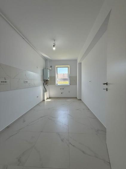 Apartament cu 3 camere decomandat în Tractorul