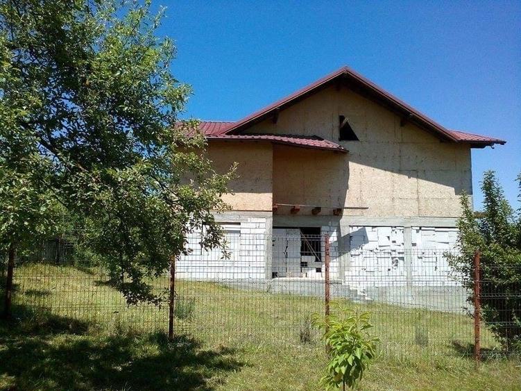 Casă cu 10 camere cu Canalizare în Vest