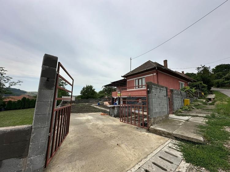 Casă cu 4 camere cu Teren 700 Mp în Central