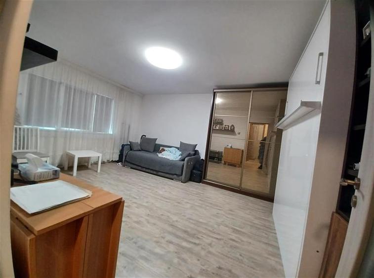 Garsonieră decomandată, mobilată în Vitan Mall