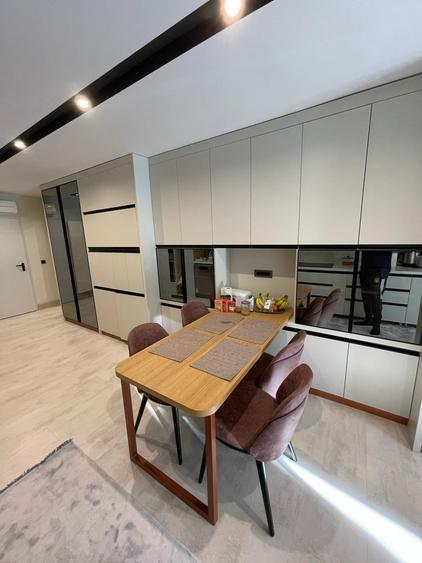 Duplex cu 8 camere cu Piscina în Iancu Nicolae