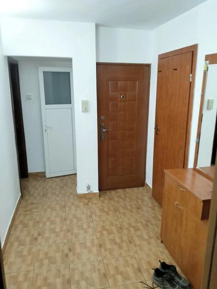 Apartament cu 3 camere semidecomandat în Rahova