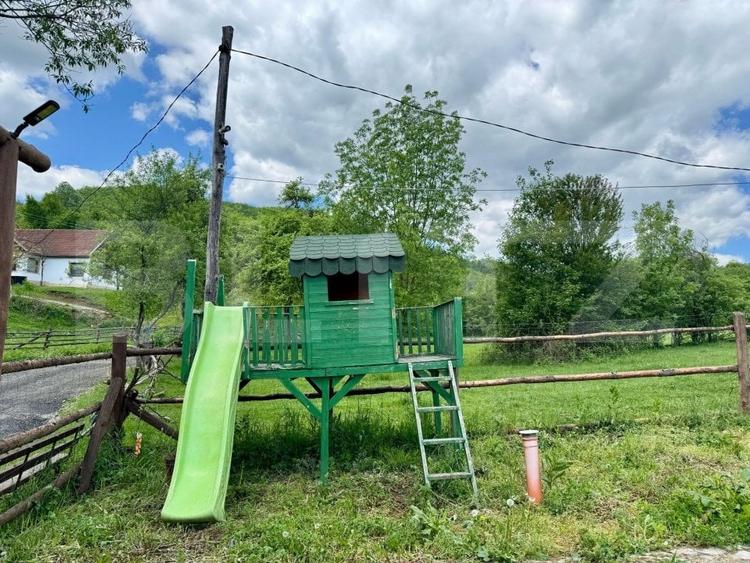 Casă individuală cu 3 camere cu Teren 307 Mp în Brad