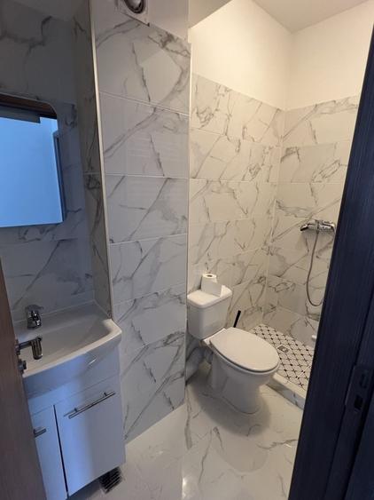 Apartament cu 3 camere decomandat în Roșu