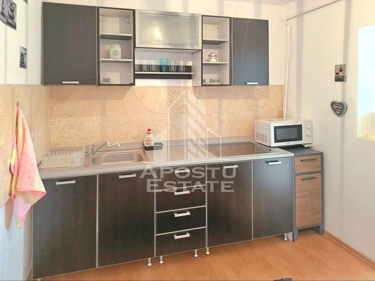 Apartament cu 3 camere semidecomandat, mobilat în Micălaca