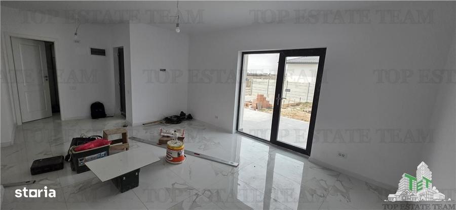 Casă cu 4 camere în Olteni