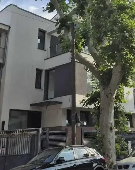 Casă individuală cu 8 camere cu Canalizare în Parcul Carol