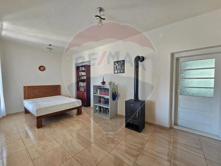 Casă cu 2 camere cu Teren 719 Mp în Central