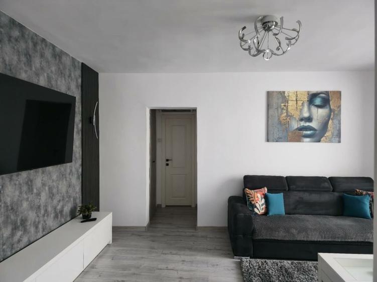 Apartament cu 3 camere semidecomandat în Dacia