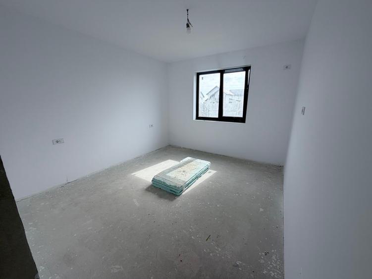 Casă individuală cu 5 camere cu Teren 492 Mp în Exterior Sud