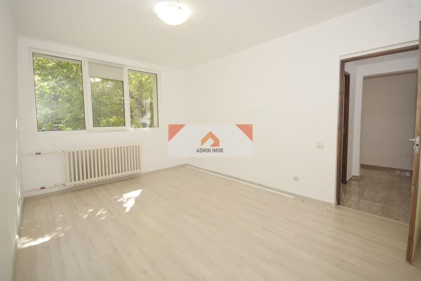 Apartament cu 3 camere semidecomandat în Drumul Taberei