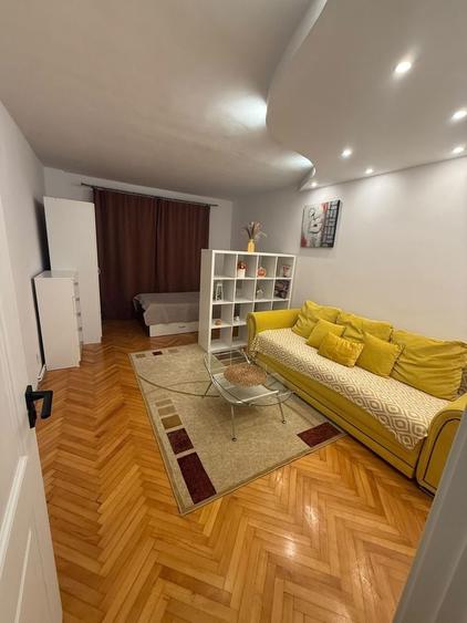 Apartament cu 3 camere decomandat în Cornișa