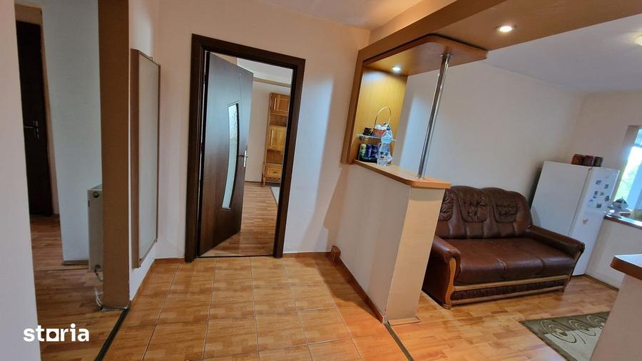 Apartament cu 3 camere în Craiovița Nouă
