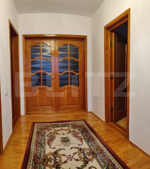 Casă individuală cu 10 camere cu Canalizare în Central