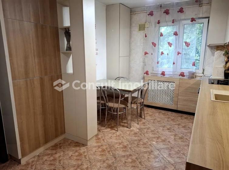 Apartament cu 3 camere semidecomandat, mobilat în Gheorgheni