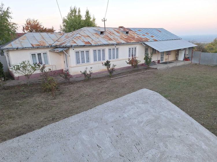 Casă cu 4 camere în Faraoanele