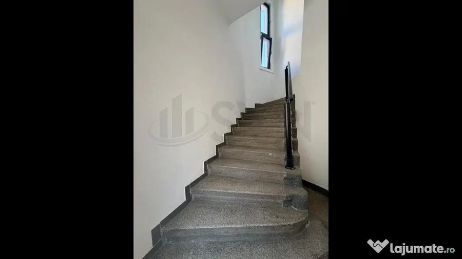 Casă cu 7 camere cu Teren 500 Mp în Central